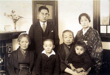 ご家族。右から二人目が向山光昭先生。(写真は向山光昭先生ご提供)